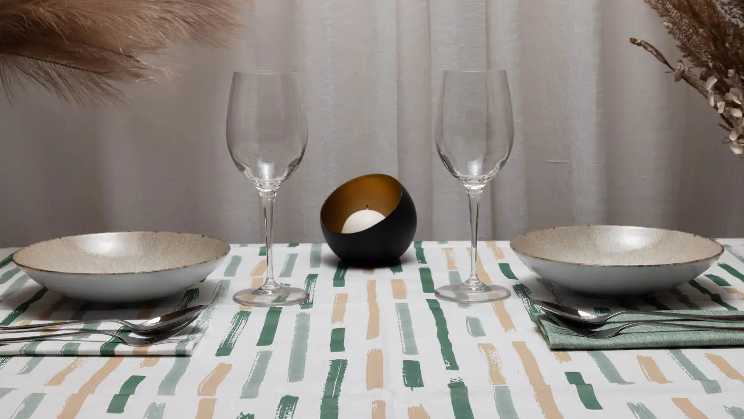 Tovaglie-Tnt-Monet-100×100-verde-abbinamenti Tovaglia TNT Monet 100x100 cm – Tovaglia Tavola Monouso Verde e Beige