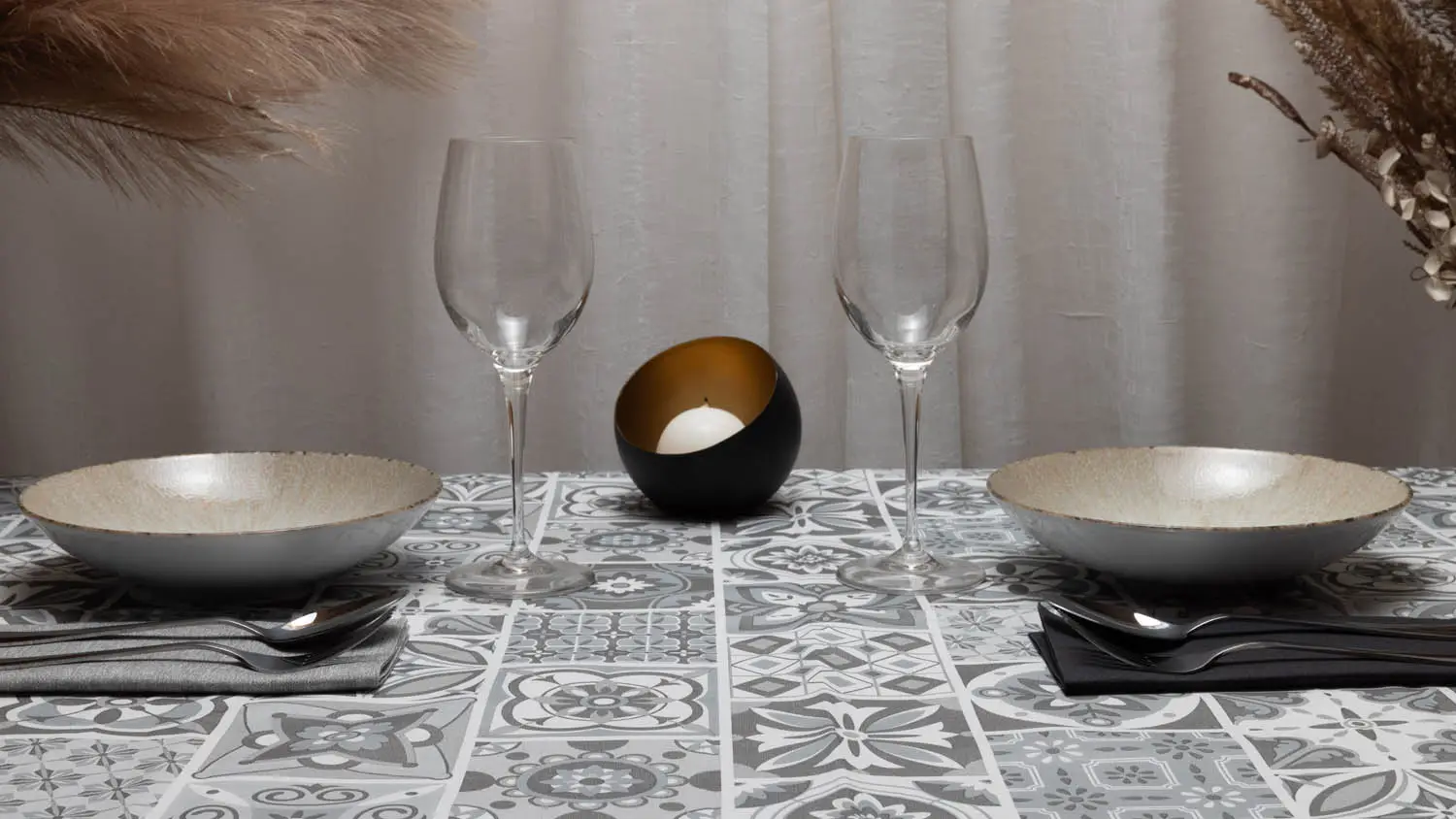 Tovaglie-tnt-Airlaid-Maiolica-grigio-abbinamenti TOVAGLIA 100X100 IN AIRLAID COMPOSTABILE MONOUSO Maiolica grigio